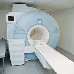 Nowoczesny aparat do rezonansu magnetycznego. Sprawdź nasz rezonans magnetyczny cennik i umów się na badanie.