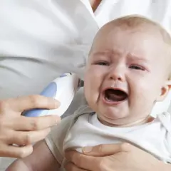 Ból ucha przy karmieniu: Co jest bezpieczne dla Ciebie i dziecka?