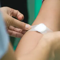 Opatrunek na ramieniu po pobraniu krwi. Sprawdź apob badanie cena.