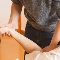 Rehabilitacja po cieśni nadgarstka: Kiedy zacząć i jak wrócić do formy?