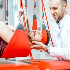 Rehabilitacja kręgosłupa lędźwiowego: Ile trwa Twój powrót do formy?