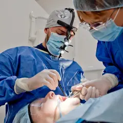 Chirurgia stomatologiczna: Co robi chirurg? Zabiegi i wskazania