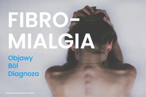 Kobieta z rękami we włosach, tekst "Fibromialgia", "Objawy", "Ból", "Diagnoza".