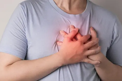 Ból w mostku: Zawał czy zgaga? Kiedy wezwać karetkę?