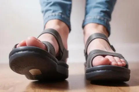 Buty po operacji haluksa: Jaki wybrać? Poradnik krok po kroku