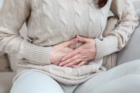 Ból brzucha tydzień po miesiączce: Kiedy to normalne, a kiedy alarm?