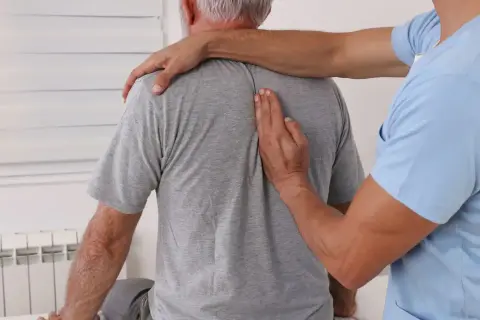 Ból kręgosłupa: Do kogo iść? Ortopeda, neurolog, fizjoterapeuta?