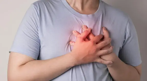 Ból w mostku: Zawał czy zgaga? Kiedy wezwać karetkę?