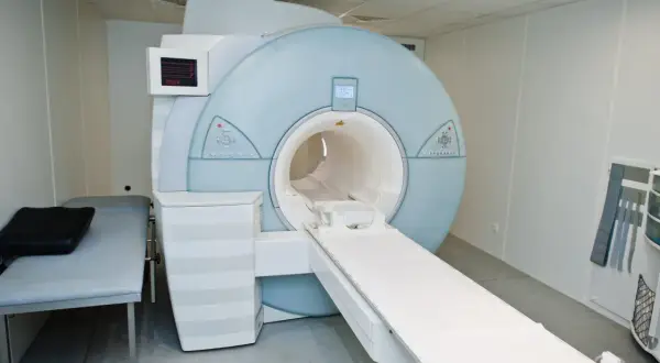 Nowoczesny aparat do rezonansu magnetycznego. Sprawdź nasz rezonans magnetyczny cennik i umów się na badanie.