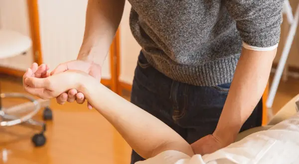 Rehabilitacja po cieśni nadgarstka: Kiedy zacząć i jak wrócić do formy?