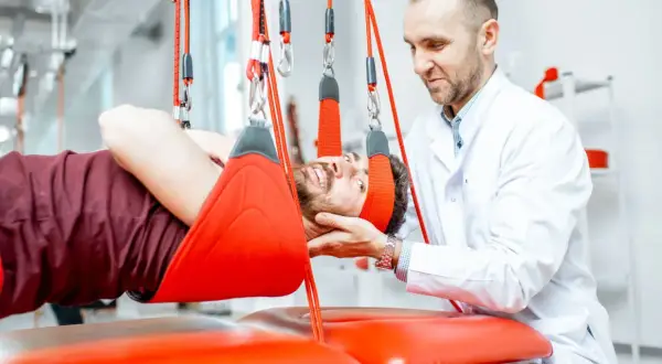 Rehabilitacja kręgosłupa lędźwiowego: Ile trwa Twój powrót do formy?
