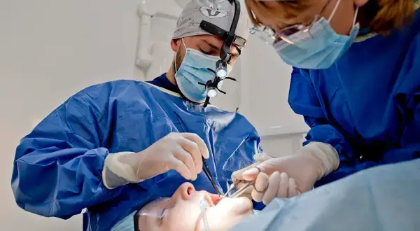 Chirurgia stomatologiczna: Co robi chirurg? Zabiegi i wskazania