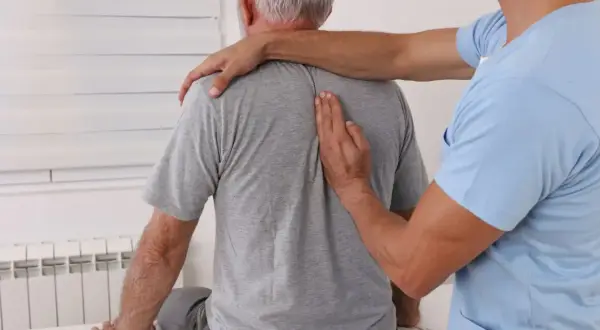 Ból kręgosłupa: Do kogo iść? Ortopeda, neurolog, fizjoterapeuta?