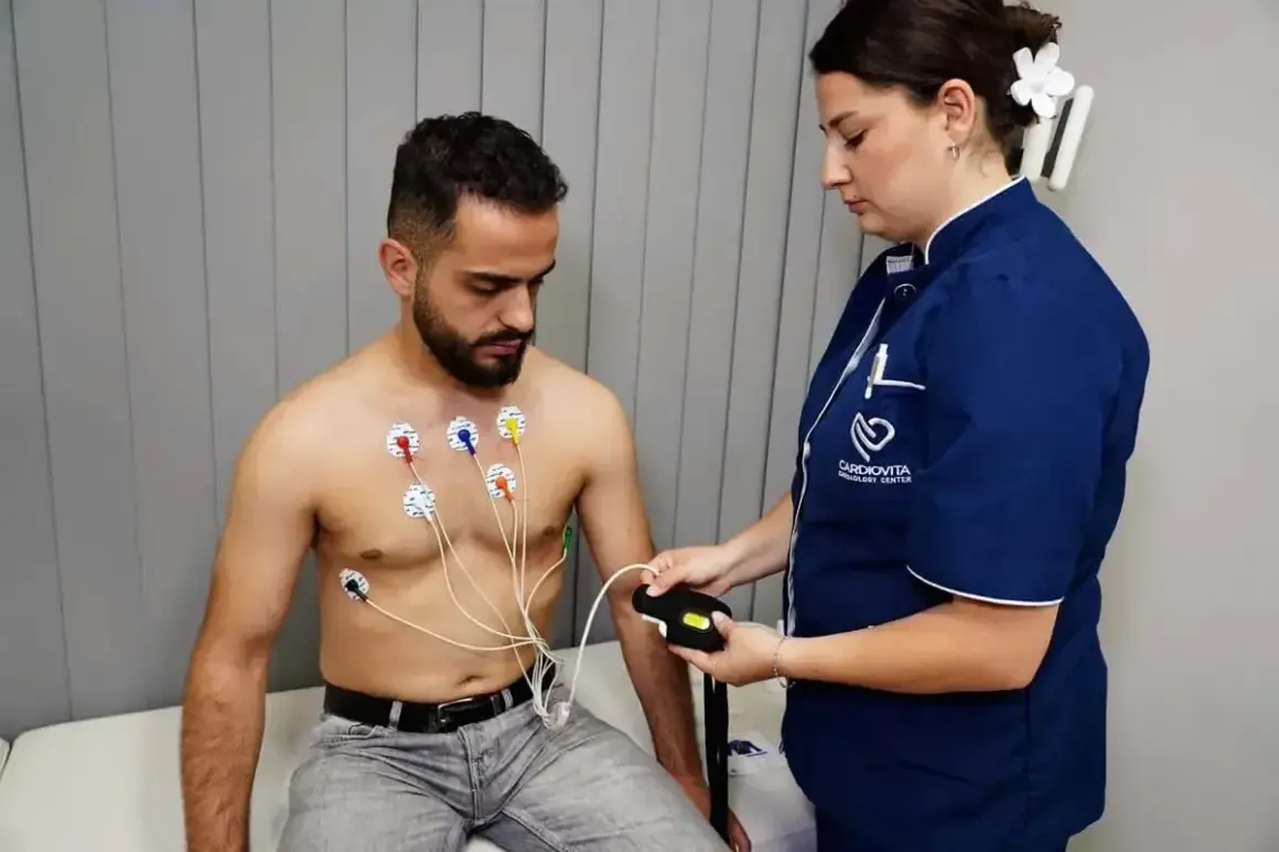 Mężczyzna z elektrodami na klatce piersiowej podczas badania holter ekg. Pielęgniarka podłącza urządzenie.