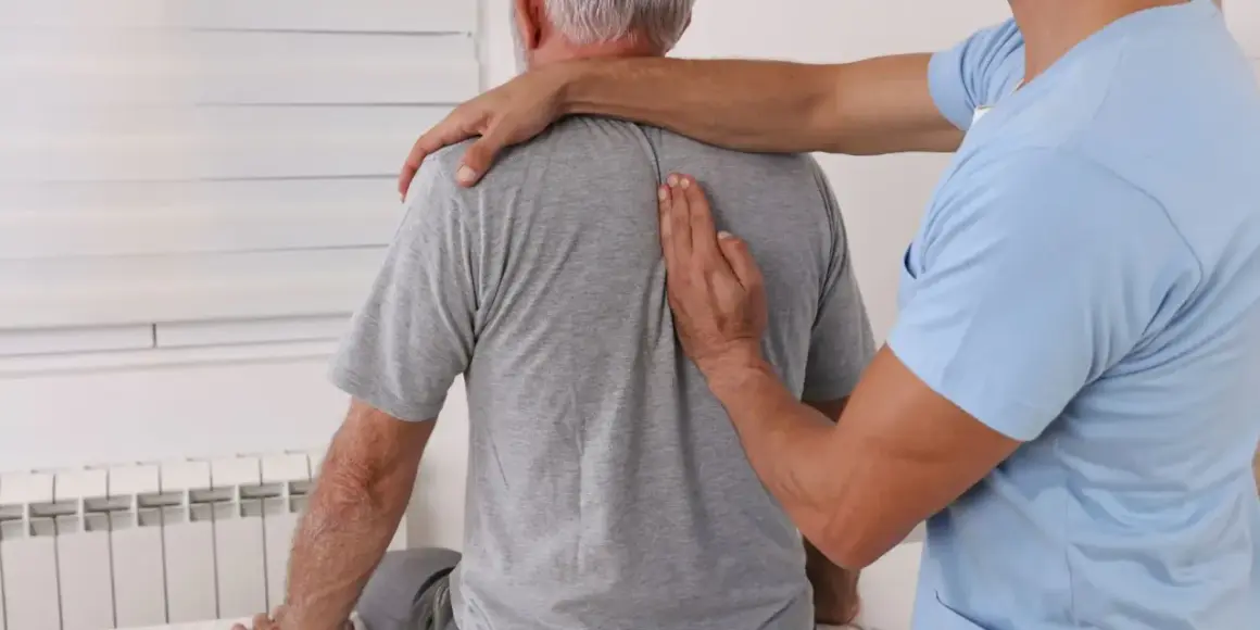 Ból kręgosłupa: Do kogo iść? Ortopeda, neurolog, fizjoterapeuta?