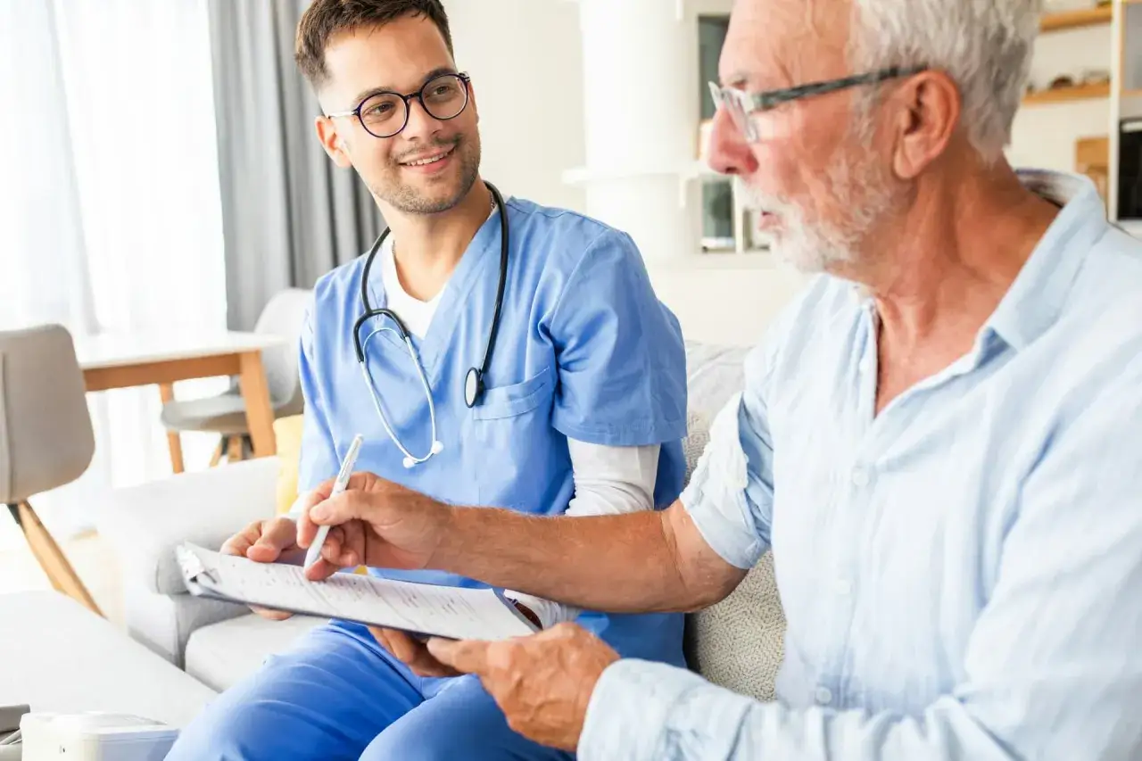 Mężczyzna rozmawiający z lekarzem urologiem o profilaktyce zdrowotnej