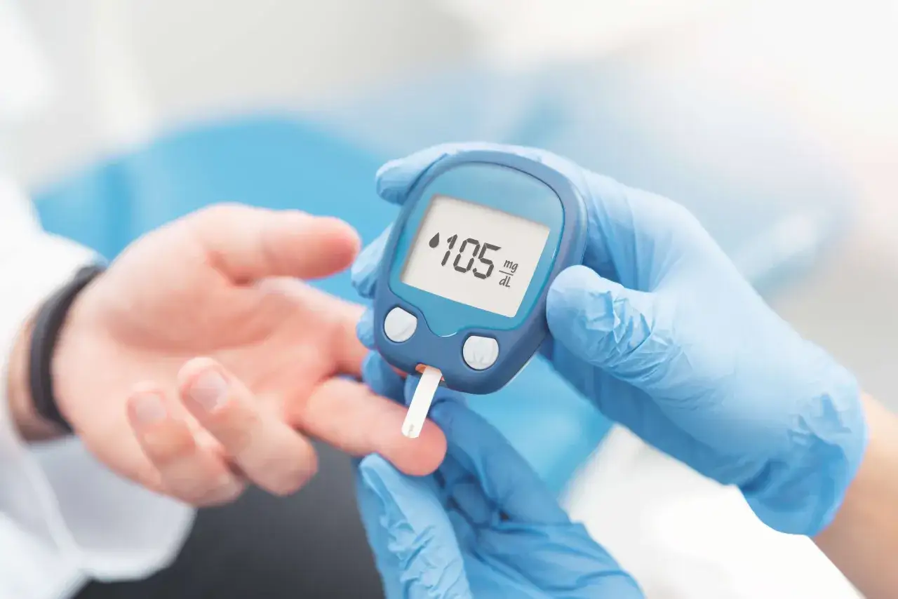Pomiar glukozy glukometrem. Wynik 105 mg/dL. To badanie HBA1C co to za badanie, pozwala ocenić średni poziom cukru we krwi.
