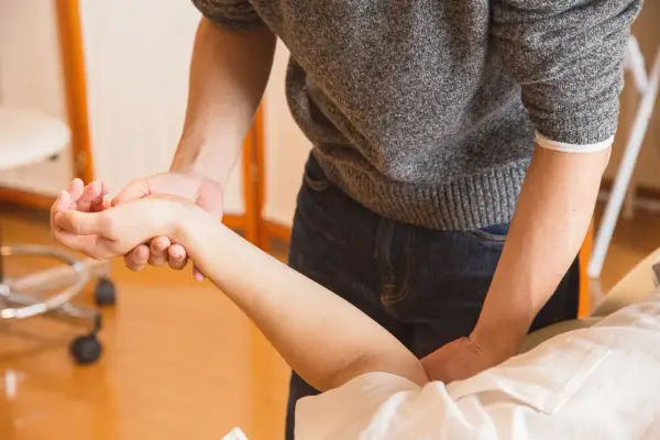 Rehabilitacja po cieśni nadgarstka: Kiedy zacząć i jak wrócić do formy?