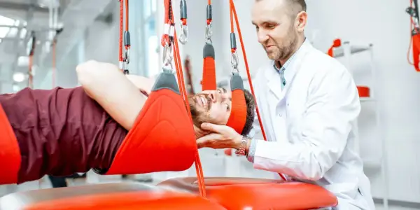 Rehabilitacja kręgosłupa lędźwiowego: Ile trwa Twój powrót do formy?