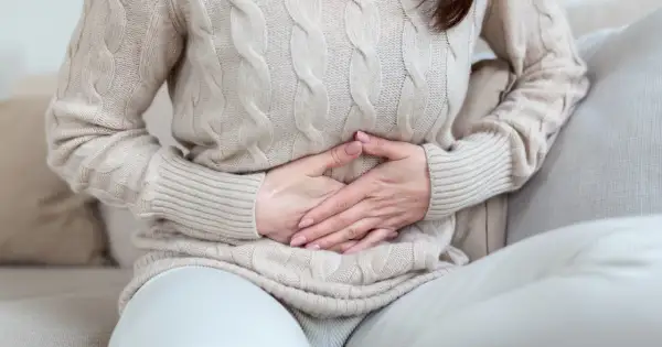 Ból brzucha tydzień po miesiączce: Kiedy to normalne, a kiedy alarm?